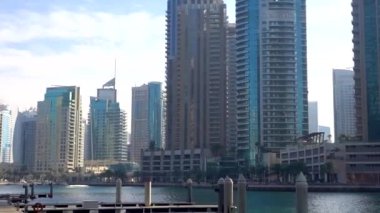DUBAI, BAE - 12 Mart 2020 Dubai Marina. Yazı.