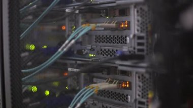 Sunucu odasında FC tipi domuz kuyruğu olan optik fiber. Video titreşim içeriyor.