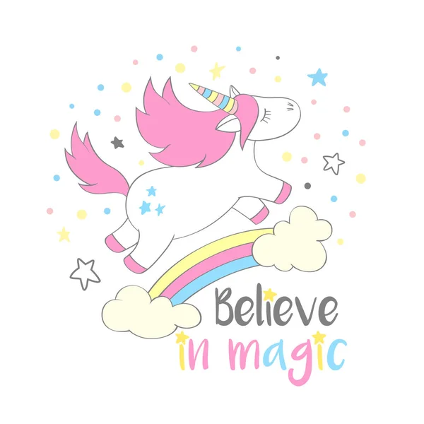 Magische schattig unicorn in cartoon stijl met hand belettering Believe in magic. Doodle unicorn vliegen boven een regenboog en wolken vectorillustratie voor kaarten, posters, kids t-shirt afdrukken, textielontwerp. — Stockvector