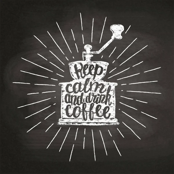 Vintage koffie grinder silhouet met zonnestralen en belettering Keep kalm en koffie drinken aan boord van het krijt. Vectorillustratie van koffiemolen voor menu, het logo van de koffiewinkel of label, poster, t-shirt afdrukken. — Stockvector