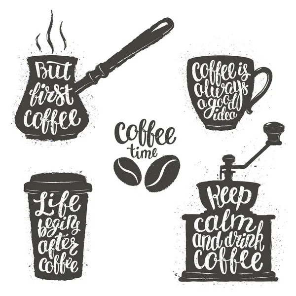 Letras de café en taza, molinillo, formas de olla. La caligrafía moderna cita sobre el café. Vintage objetos de café conjunto con frases hanwritten . — Foto de Stock