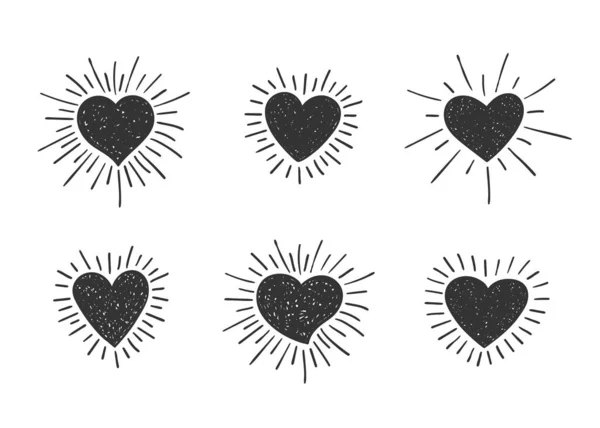 Set van doodle getextureerde hartvormen met retro-gestileerde zonnestralen. Verzameling van verschillende met de hand getekende romantische harten voor sticker, label, liefdeslogo en Valentijnsdag ontwerp. — Stockvector