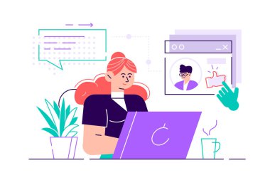 Dizüstü bilgisayarda oturan ve web sitesi kullanan kadın