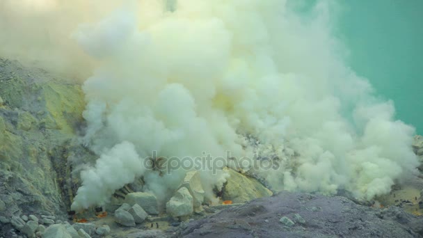 Cráter del volcán con lago Ijen — Vídeos de Stock