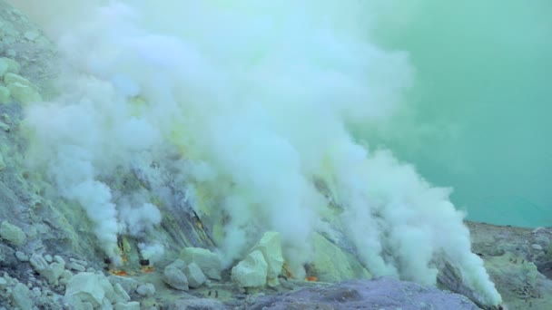 Rökning vulkankrater vents Ijen — Stockvideo