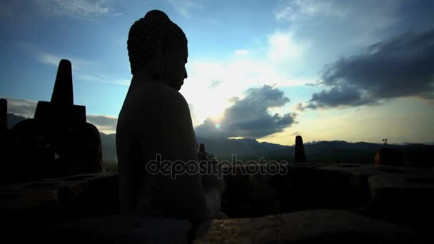 Turister som besöker Borobudur staty — Stockvideo