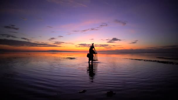 Pescador pesca ao entardecer — Vídeo de Stock