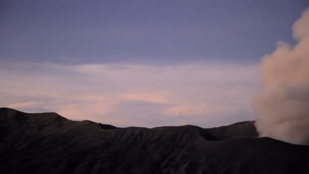 분화구에서 분출 하는 연기 구름 — 비디오