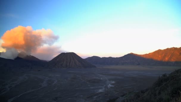 Volcán Mt Bromo en erupción desde el cráter — Vídeo de stock