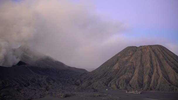 Mont Bromo en éruption de fumée — Video