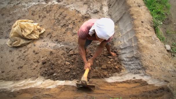 Mannelijke uitgraven bodem materiaal — Stockvideo