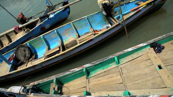 Bateaux indonésiens amarrés à Probolinggo — Video