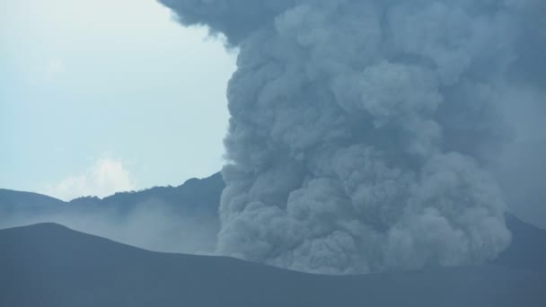 Mt 溴火山喷发烟雾 — 图库视频影像