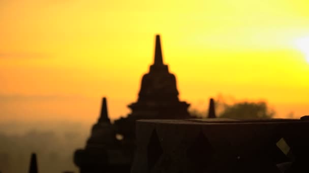 Soluppgång av Borobuduren religiös tempel — Stockvideo