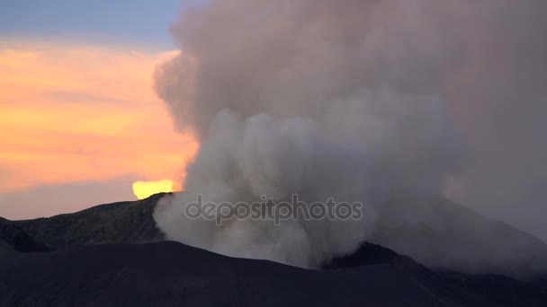 Mt Bromo fumées en éruption — Video