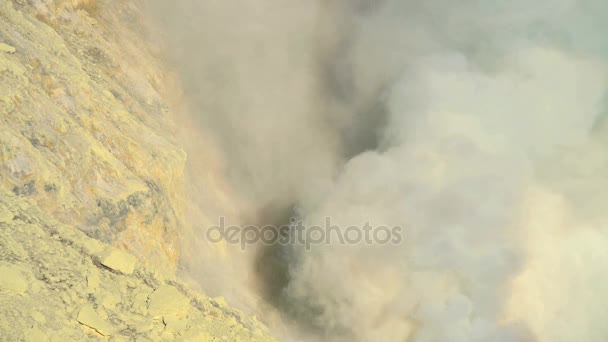 Fumer volcan de montagne Ijen — Video