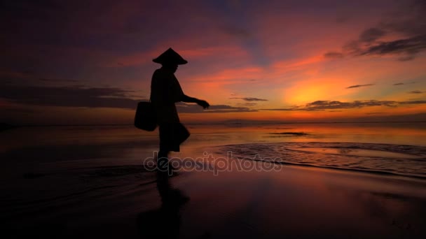 Pescador jogando rede no oceano — Vídeo de Stock