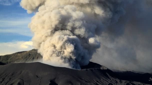 Erupción de la cumbre del Monte Bromo — Vídeos de Stock