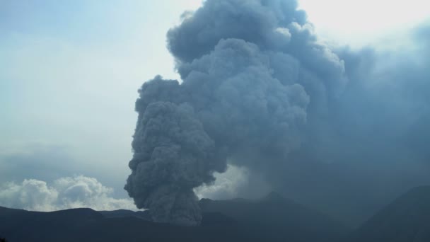 MT Bromo erupting Java — Stock videók