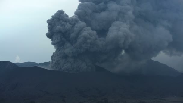 Mount bromo yanardağ patlama — Stok video