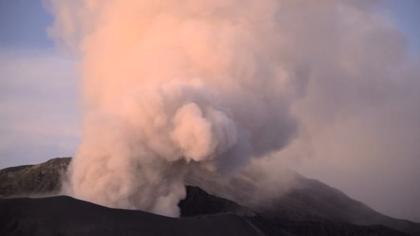 Mt Bromo fumaça em erupção — Vídeo de Stock