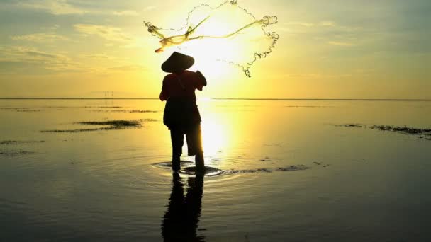 Pescador que pesca en la costa — Vídeos de Stock