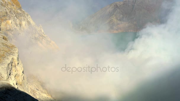 Cráter del volcán con lago Ijen — Vídeo de stock