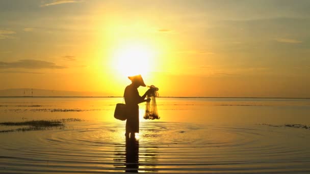 Pescador pesca ao amanhecer — Vídeo de Stock