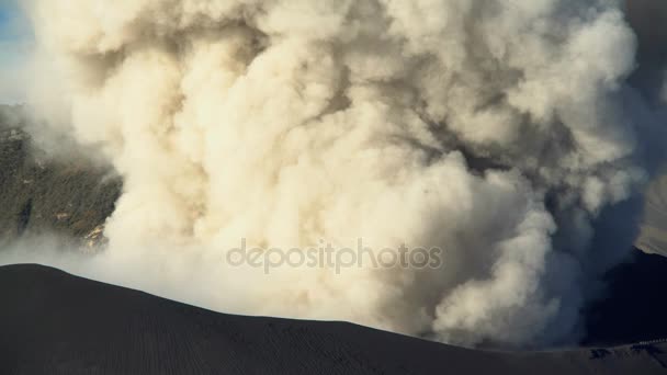 Rook uit de top van Mt Bromo — Stockvideo