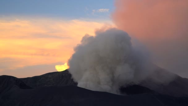 Uitbarstende Mt Bromo top — Stockvideo