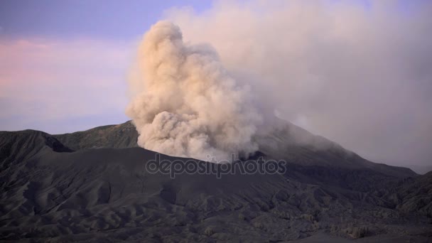 Monte Bromo volcán erupción cumbre — Vídeo de stock