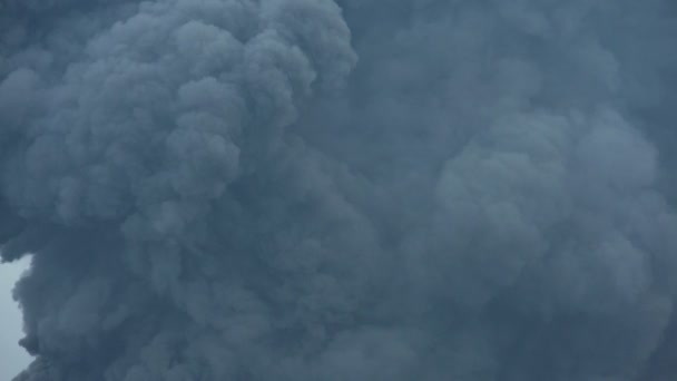 Monte Bromo volcán haciendo erupción de humo — Vídeos de Stock