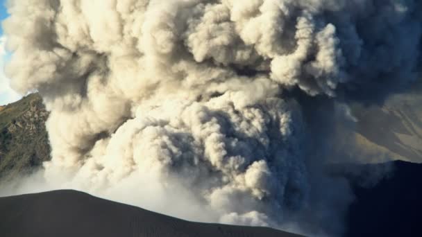 Cumbre del Monte Bromo haciendo erupción de humo — Vídeos de Stock