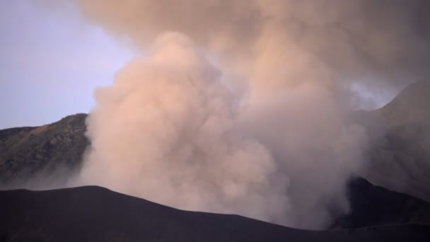 Monte Bromo haciendo erupción de humo — Vídeo de stock