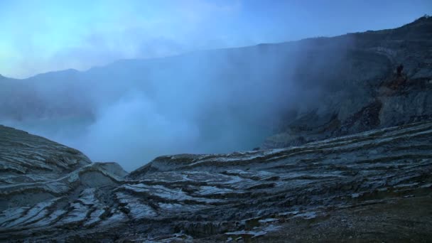 Cratère volcanique avec lac acide Ijen — Video