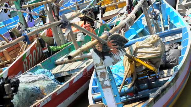 Рыболовные суда Индонезии в Проболинго — стоковое видео