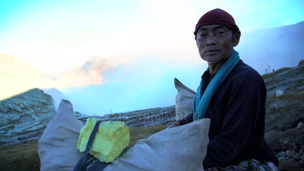 体力劳动者携带硫块 — 图库视频影像