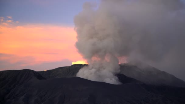 Monte Bromo haciendo erupción de humo — Vídeos de Stock