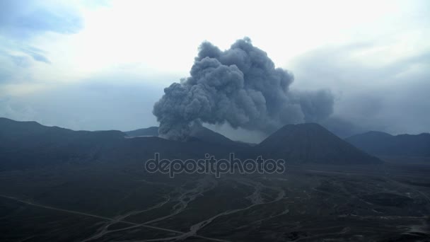 ブロモ山の火山噴火による煙します。 — ストック動画