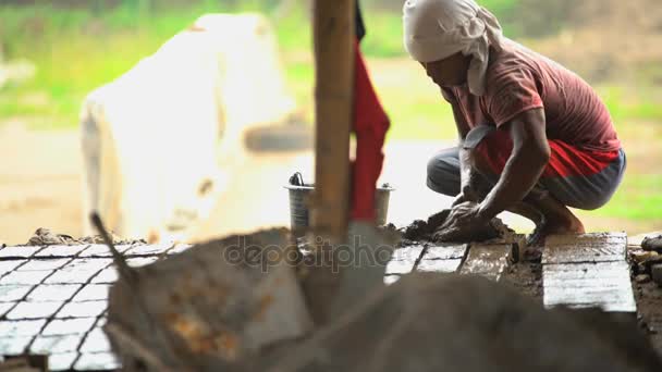 Ouvrier fabriquant des briques artisanales — Video