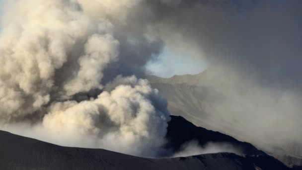 Mt Bromo fumaça em erupção — Vídeo de Stock