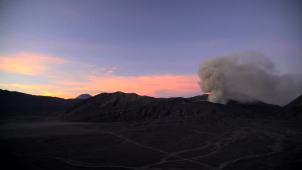 Erupce Mount Bromo kouř — Stock video