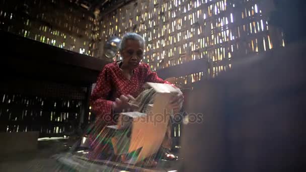 Старша жінка готує на цегляній печі — стокове відео