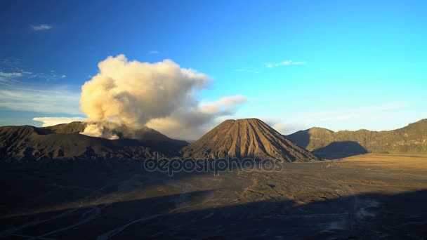 Humo del volcán Monte Bromo — Vídeos de Stock