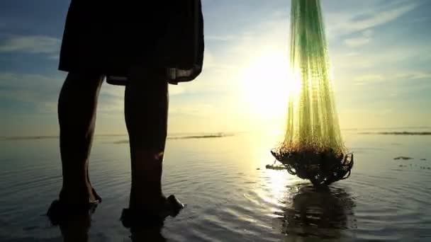 Pescador echando red en el océano — Vídeos de Stock