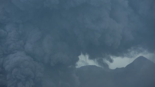 Monte Bromo haciendo erupción de humo — Vídeos de Stock