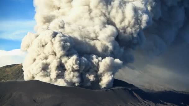 MT Bromo vulkaan uitbarstende rook — Stockvideo