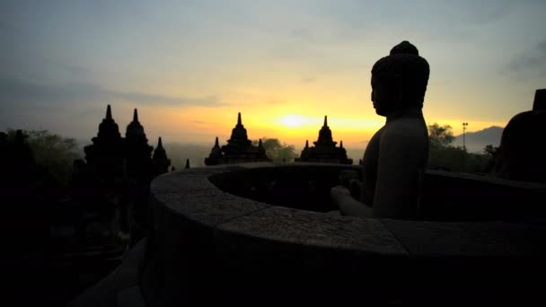 Zonsopgang van Borobudur religieuze tempel — Stockvideo