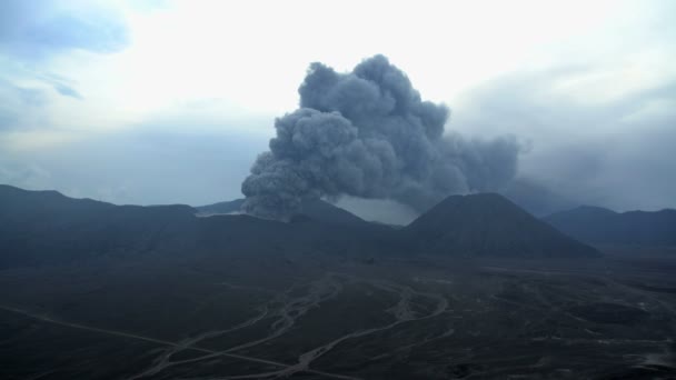 ブロモ山を煙します。 — ストック動画