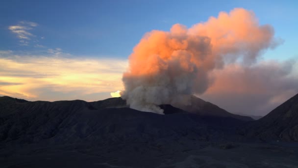 Vulcão do Monte Bromo a sair do cume — Vídeo de Stock